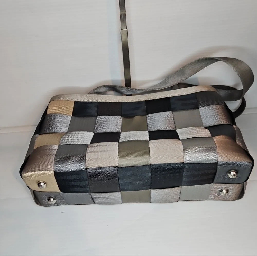 HarveyS Seatbelt Bag questions leave